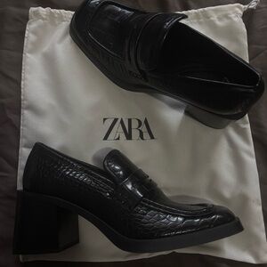 Zara Women's Black Croc-Patterned Loafers